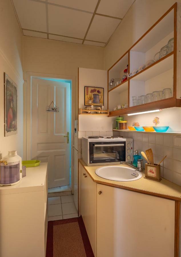 Chung cư 80 m² 3 phòng ngủ, 1 phòng tắm riêng ở Exarchia Athens Ngoại thất bức ảnh